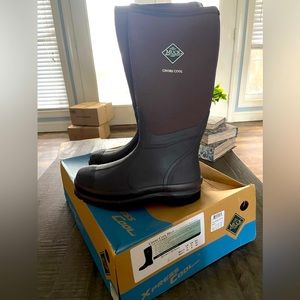 Unisex - women’s 10. Men’s size 9. Chore Cool High all conditions work boot